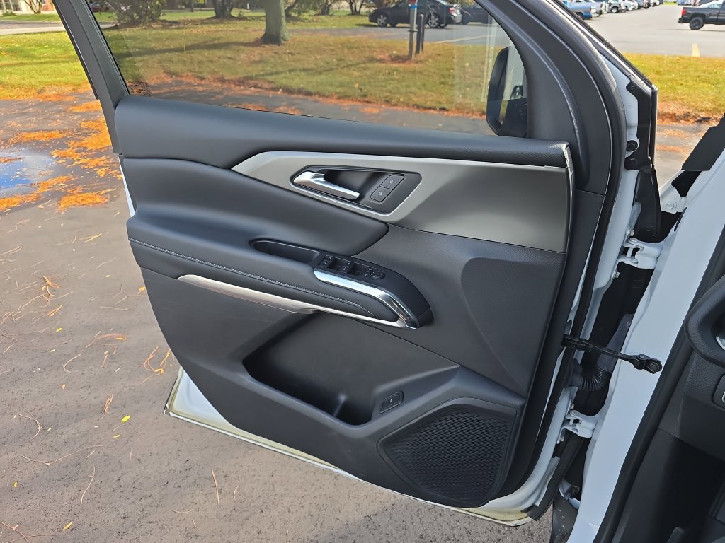 Used 2025 Chevrolet Traverse LT w/ LPO, Floor Liner Package AWD/4WD image 29