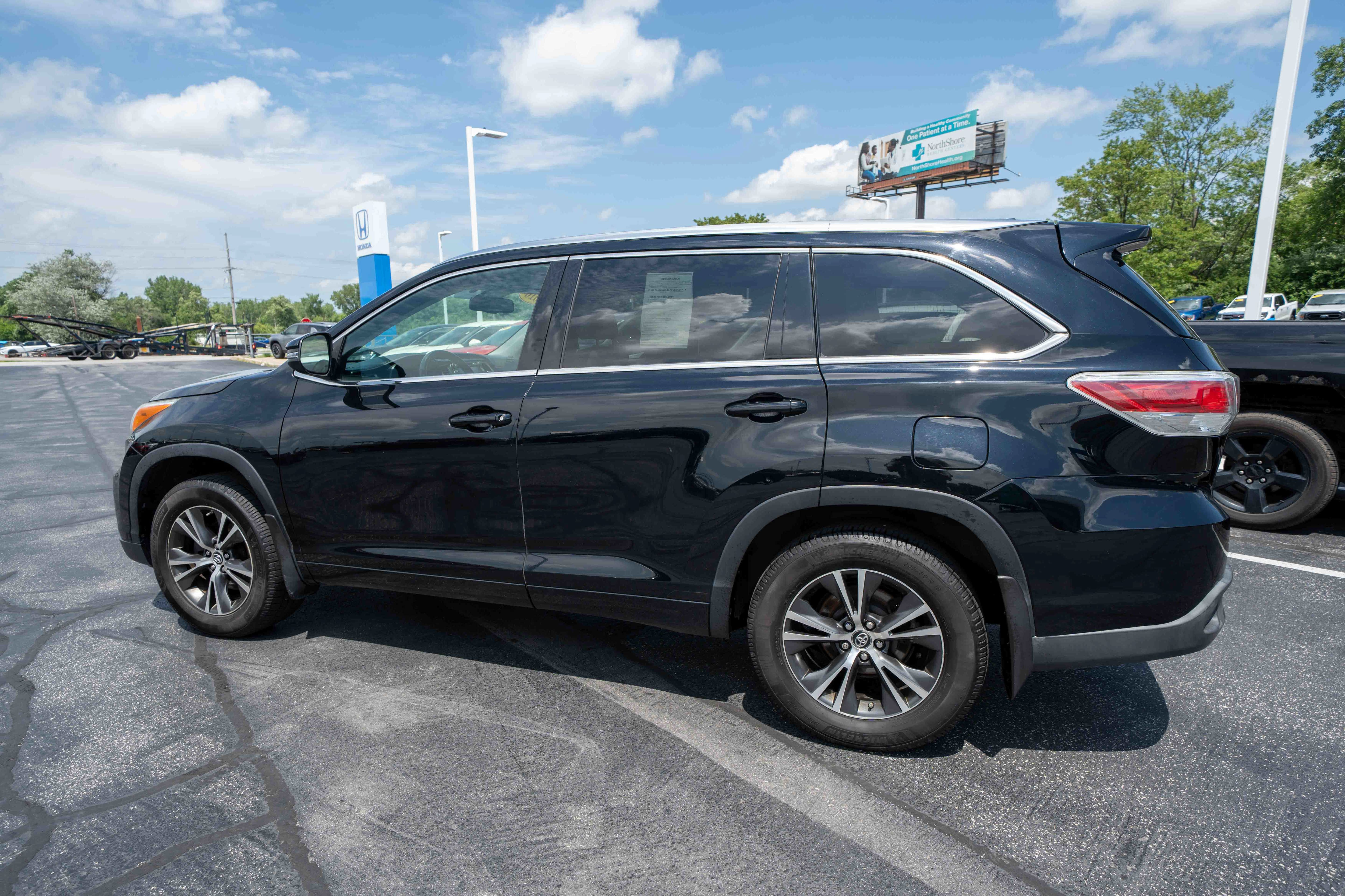 Used 2016 Toyota Highlander XLE AWD/4WD image 4