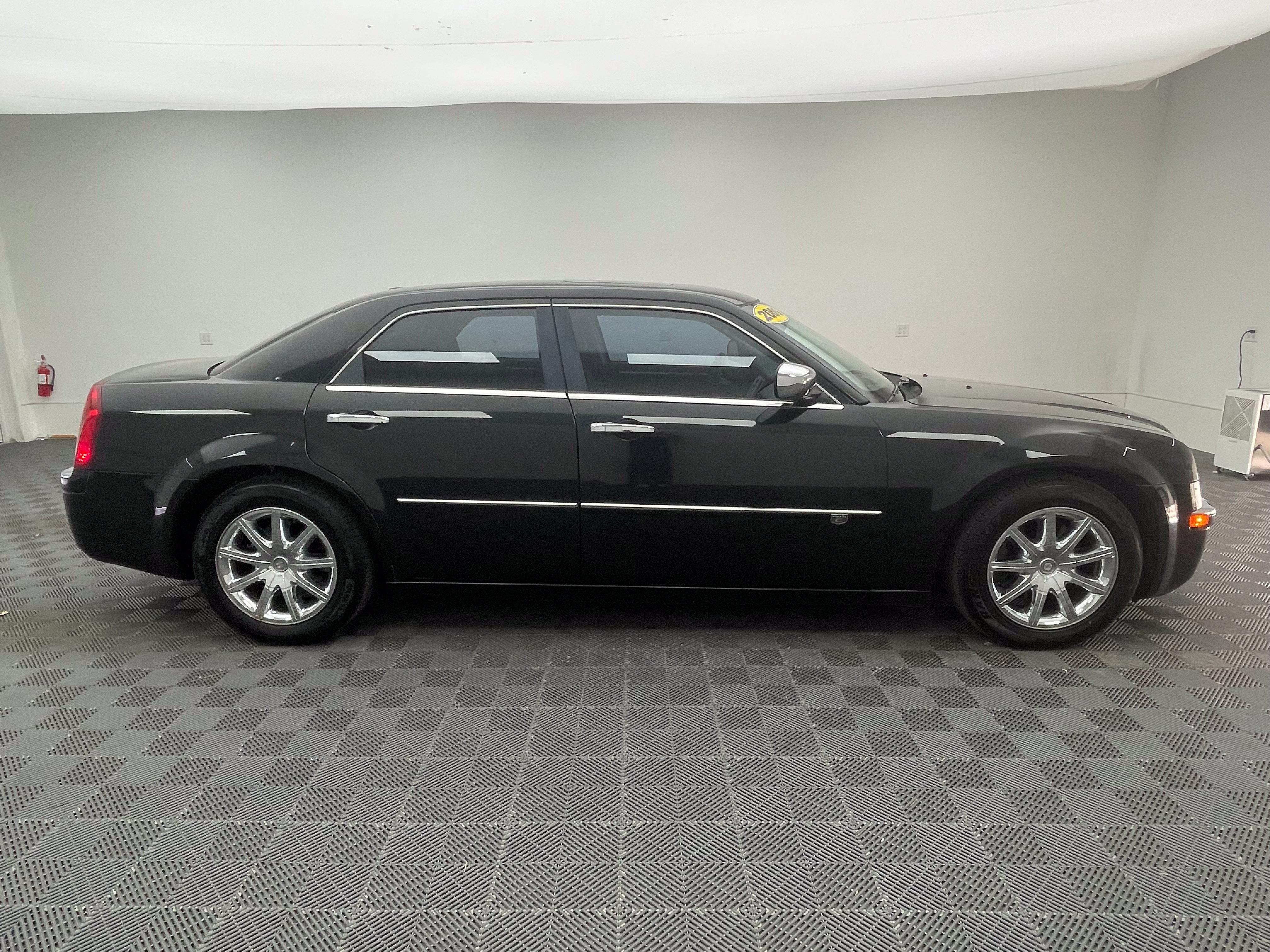 Used 2009 Chrysler 300 C w/ Luxury Group II RWD image 7