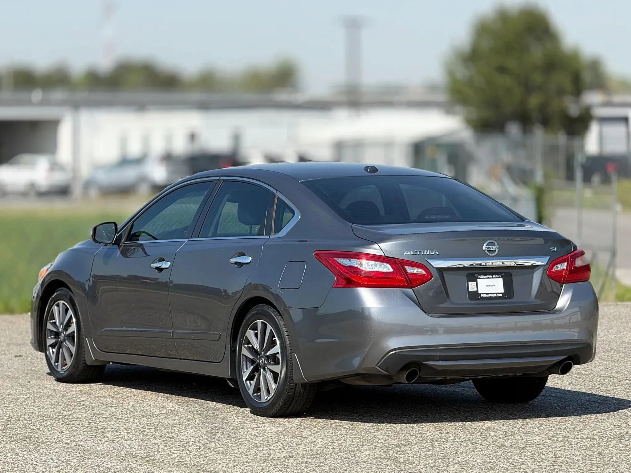 Used 2017 Nissan Altima 2.5 SL w/ Moonroof Package FWD image 10