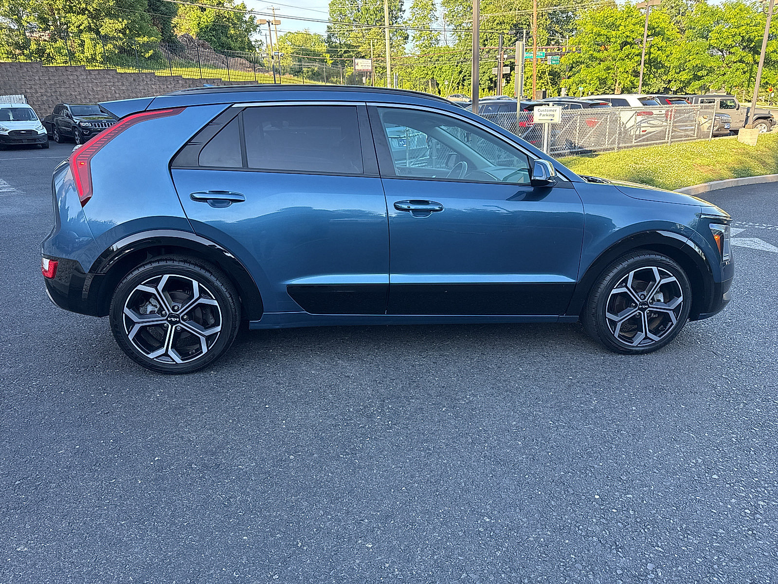 Used 2023 Kia Niro EX Touring FWD image 3