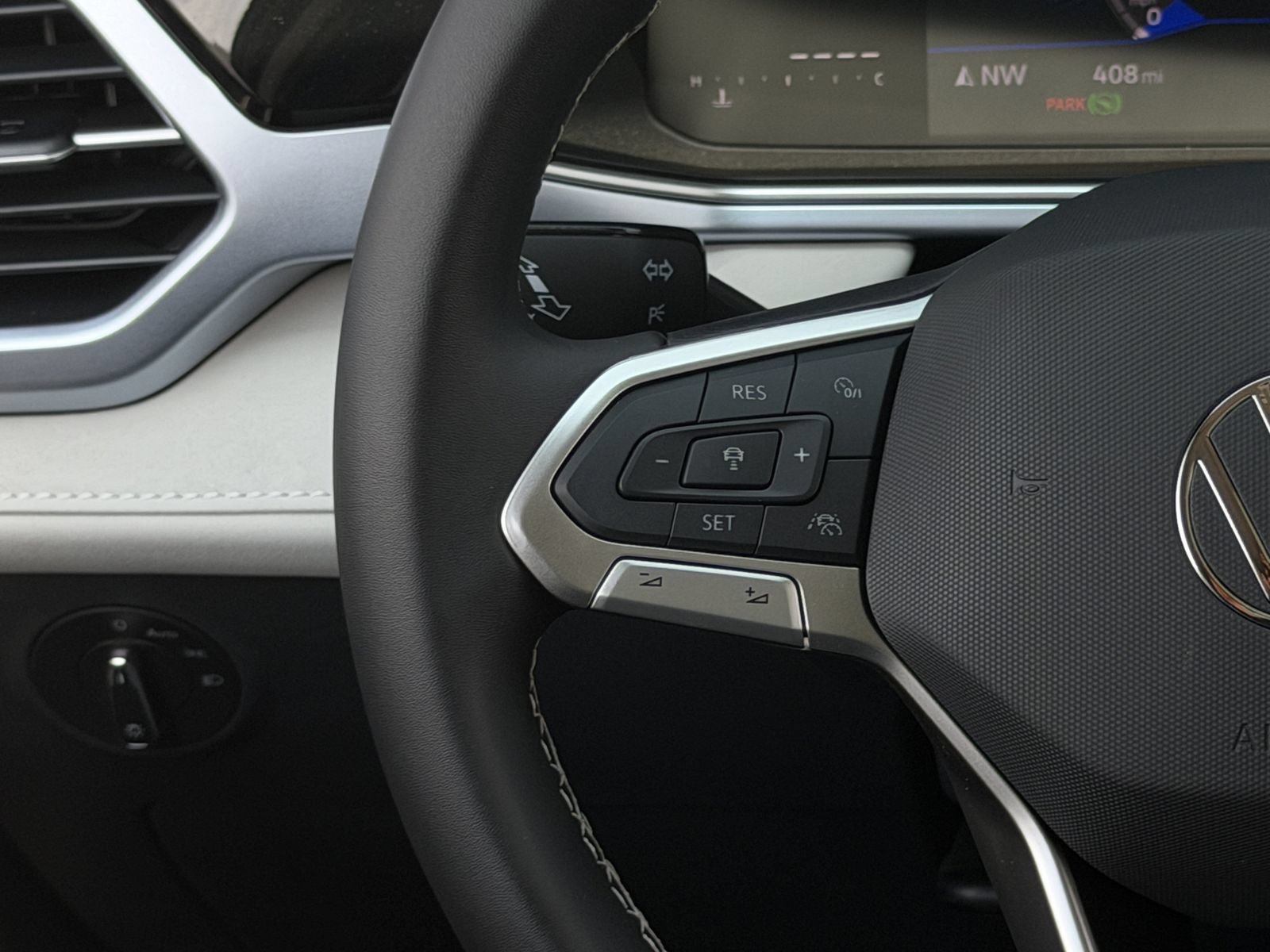 New 2026 Volkswagen Taos SE FWD image 14