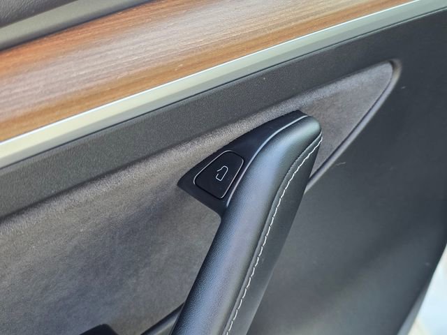 Used 2022 Tesla Model Y Long Range AWD/4WD image 25