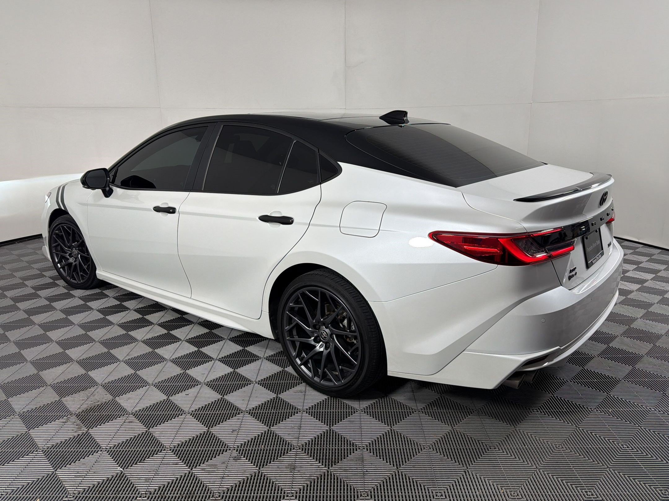 Used 2025 Toyota Camry XSE w/ Premium Plus Package AWD/4WD image 3