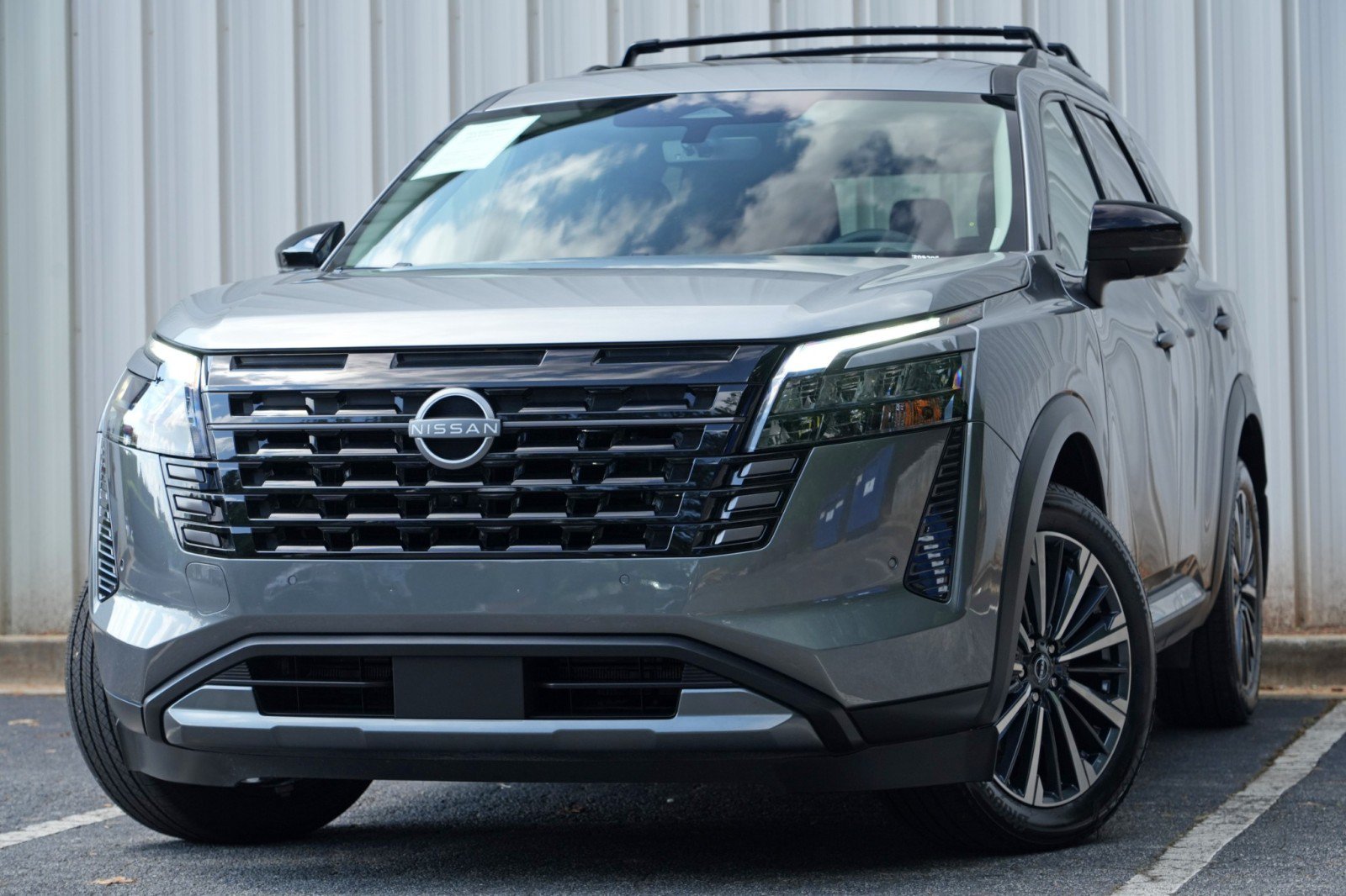 Used 2026 Nissan Pathfinder Platinum FWD image 3