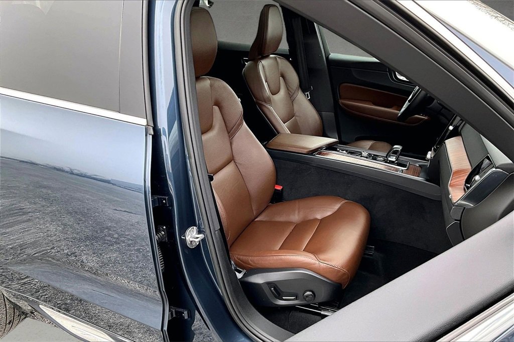Used 2023 Volvo XC60 B5 Plus w/ Climate Package image 28