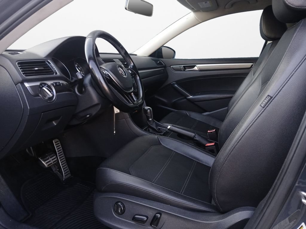 Used 2018 Volkswagen Passat 2.0T R-Line w/ R-Line Lighting Package FWD image 18