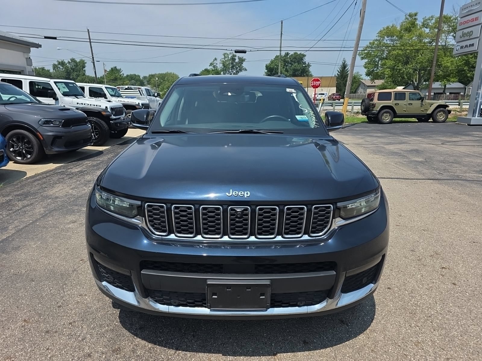 Used 2023 Jeep Grand Cherokee L Limited w/ Luxury Tech Group II AWD/4WD image 2