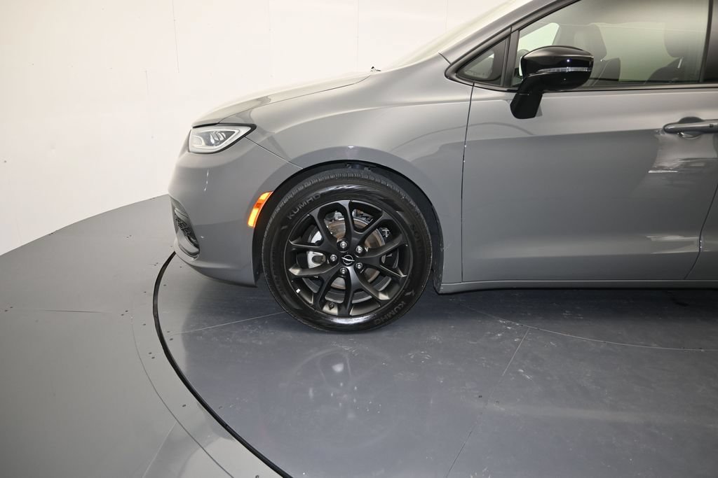 Used 2025 Chrysler Pacifica Limited FWD image 9