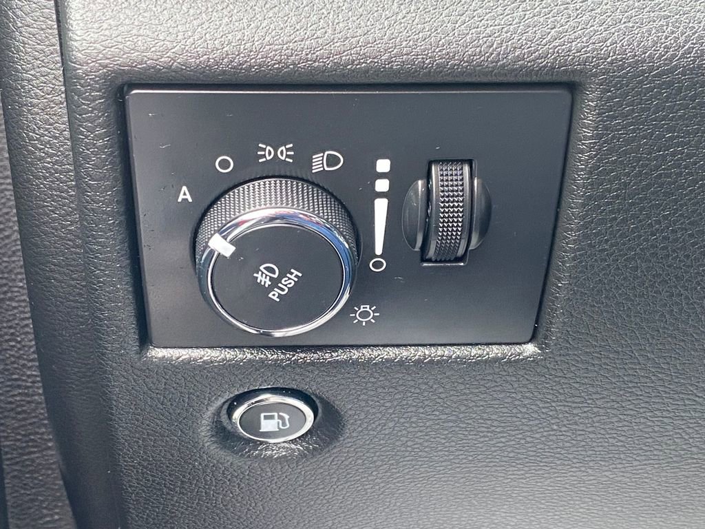 Used 2018 Jeep Grand Cherokee Limited image 29