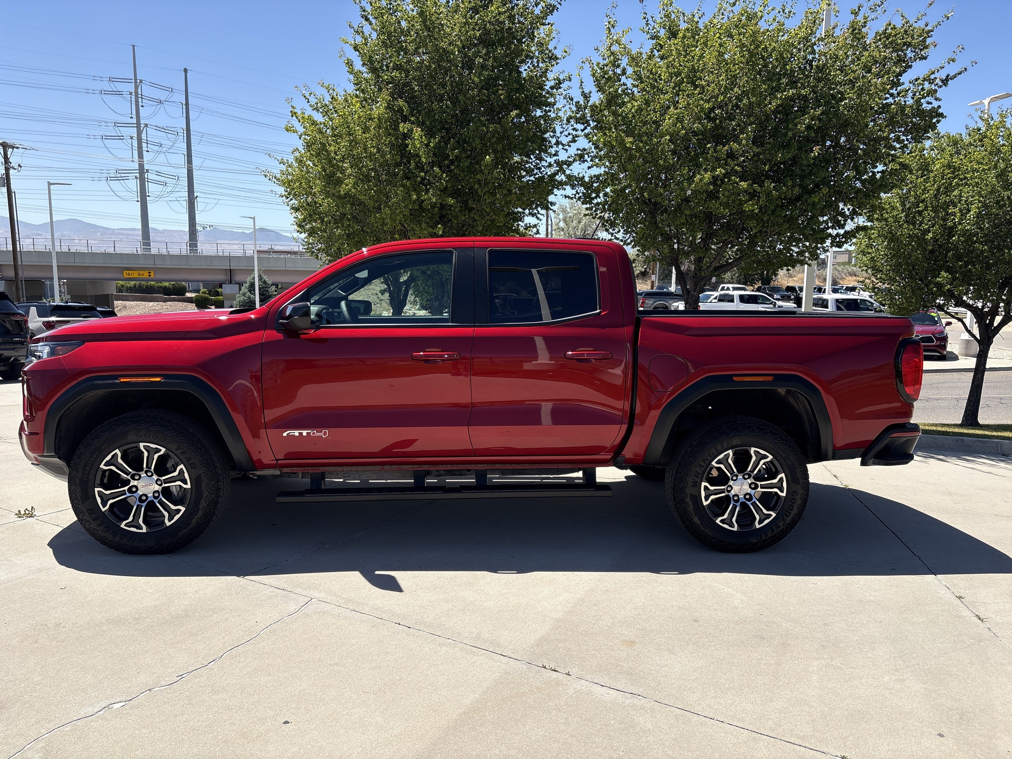 Used 2025 GMC Canyon AT4 w/ AT4 Premium Package AWD/4WD image 2