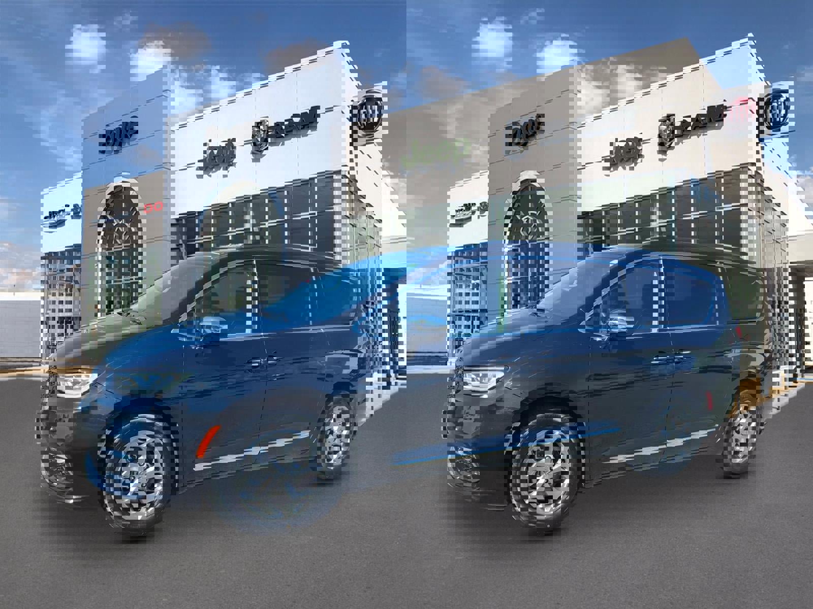 Used 2023 Chrysler Pacifica Limited image 4