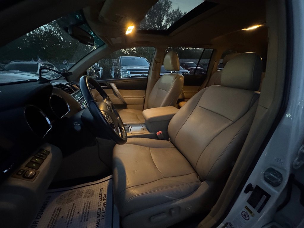 Used 2012 Toyota Highlander SE w/ Tow Pkg image 8