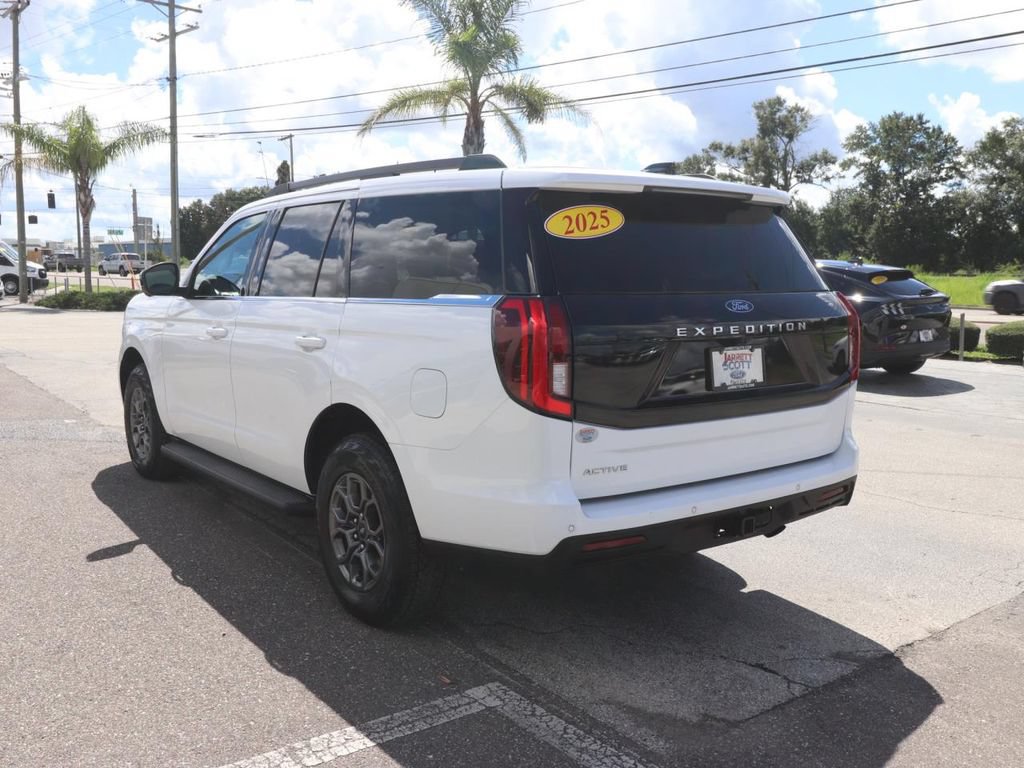 Used 2025 Ford Expedition Active RWD image 12