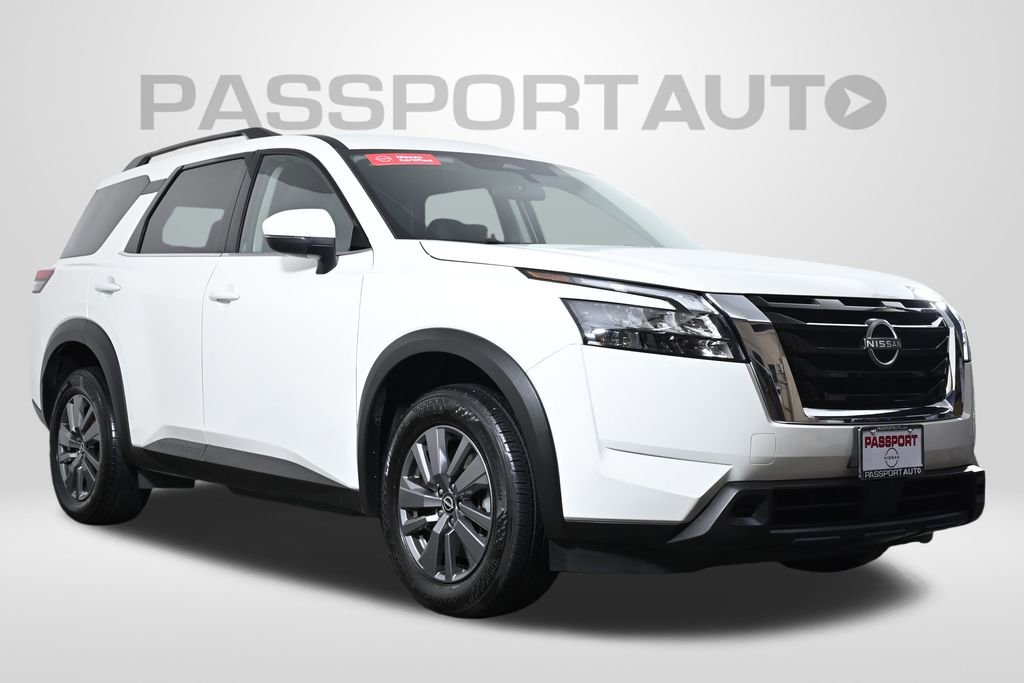 Used 2025 Nissan Pathfinder SV image 4