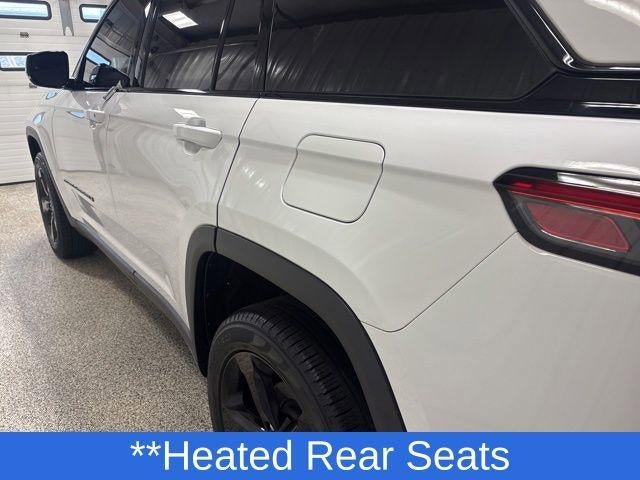 Used 2023 Jeep Grand Cherokee Limited w/ Black Appearance Package AWD/4WD image 11