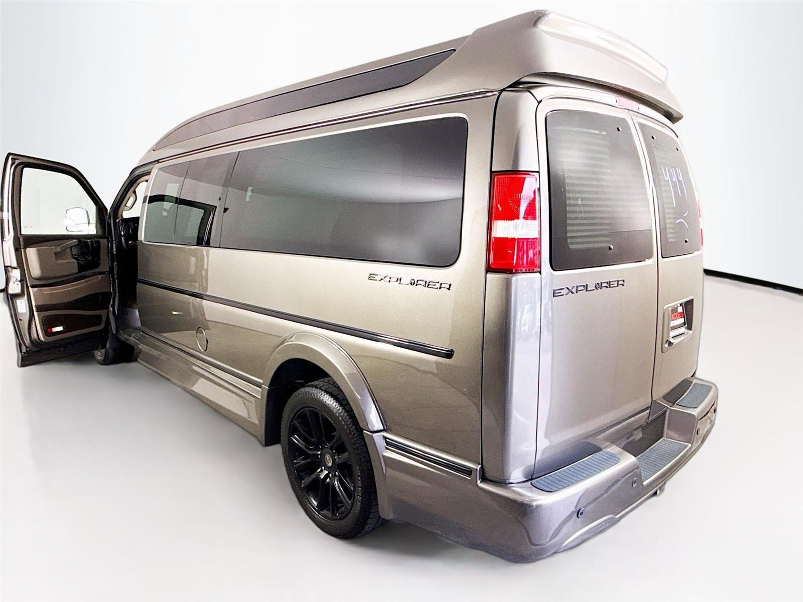 Used 2021 Chevrolet Express 3500 LS w/ Chrome Appearance Package image 17