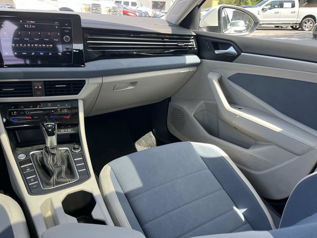 Used 2026 Volkswagen Jetta SE FWD image 17