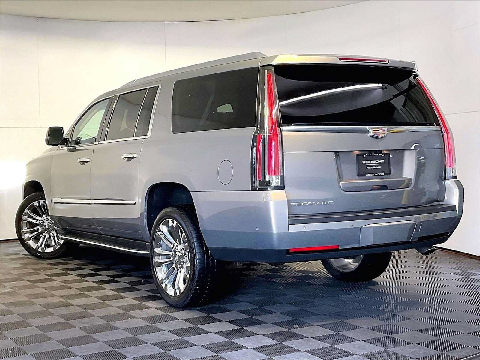 Used 2019 Cadillac Escalade ESV Premium Luxury w/ LPO, Radiant Package AWD/4WD image 3
