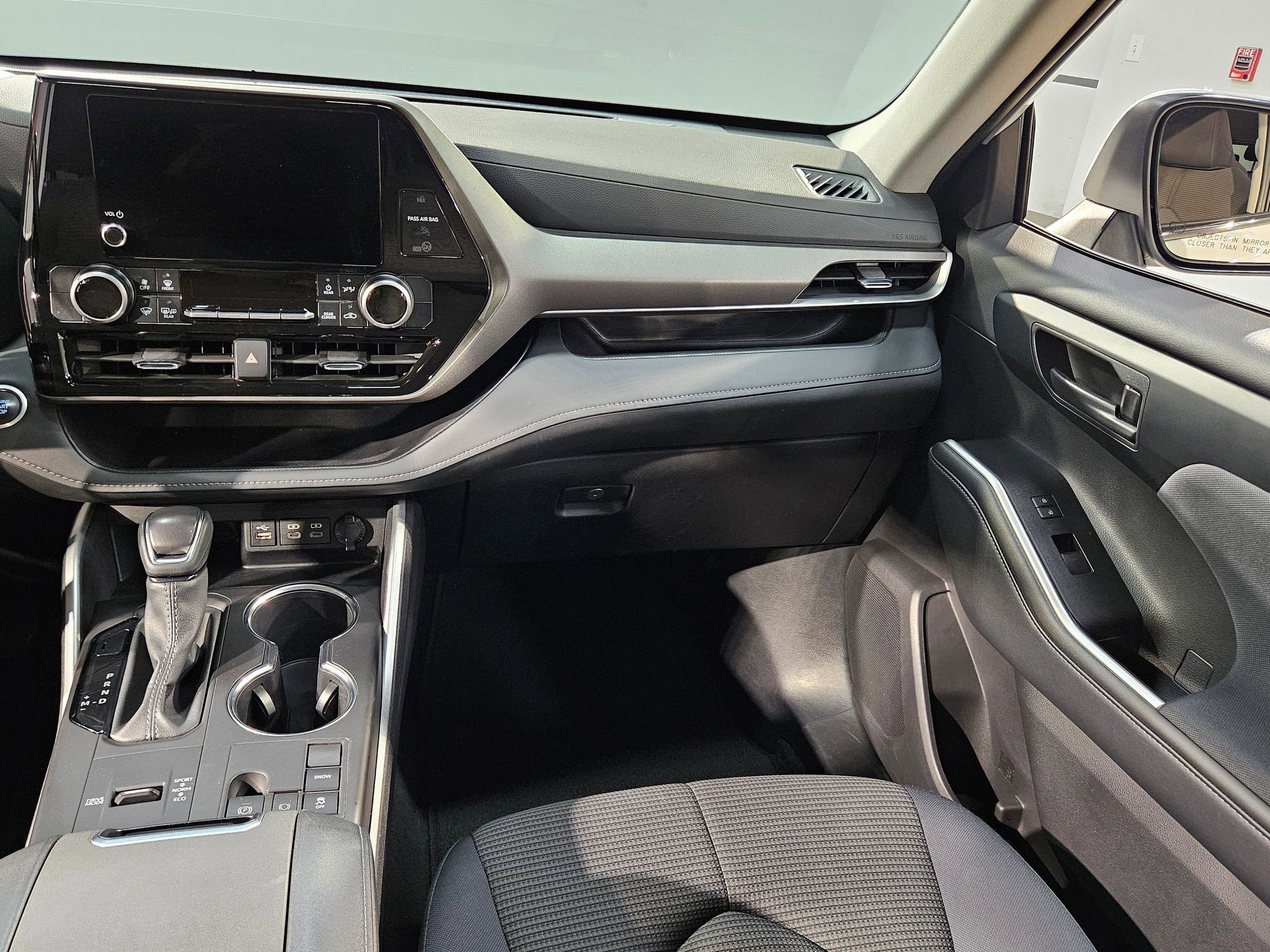 Certified 2025 Toyota Highlander LE FWD image 11