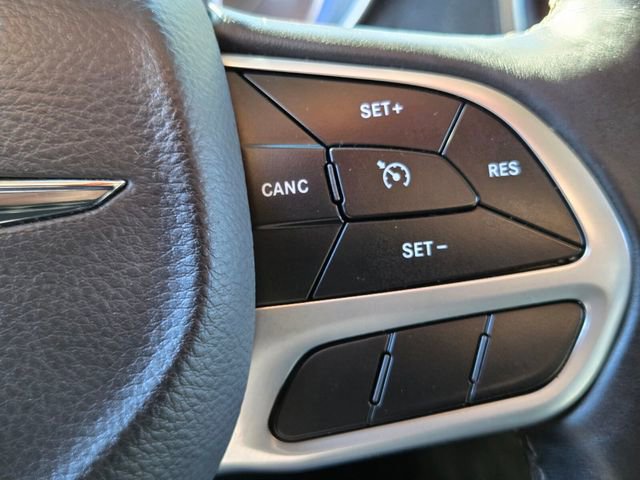 Used 2018 Chrysler 300 Limited image 30