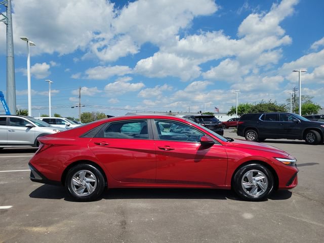 Certified 2025 Hyundai Elantra SE FWD image 3