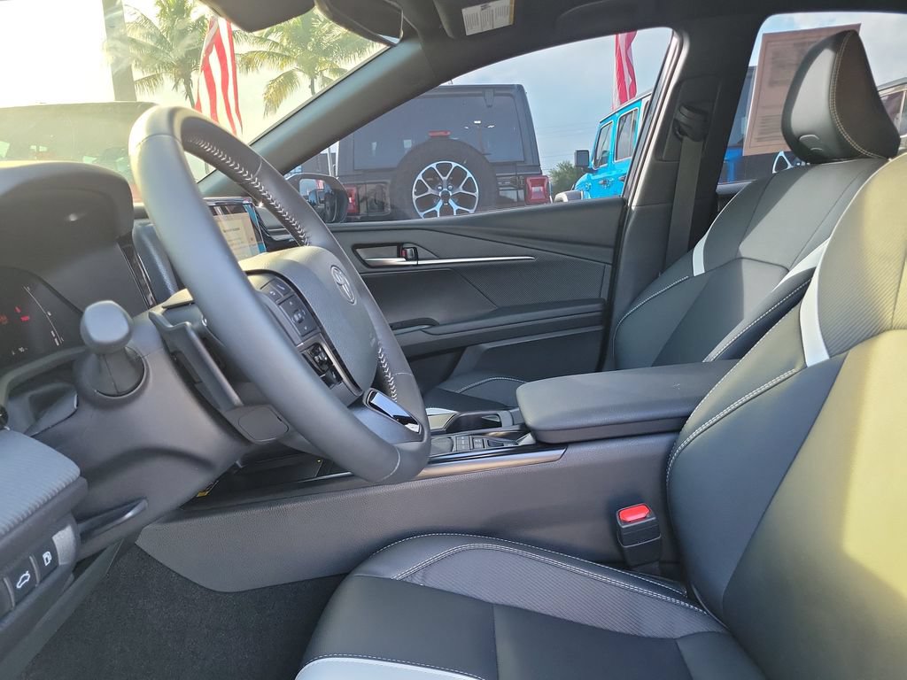 Used 2025 Toyota Camry SE w/ Convenience Package FWD image 22