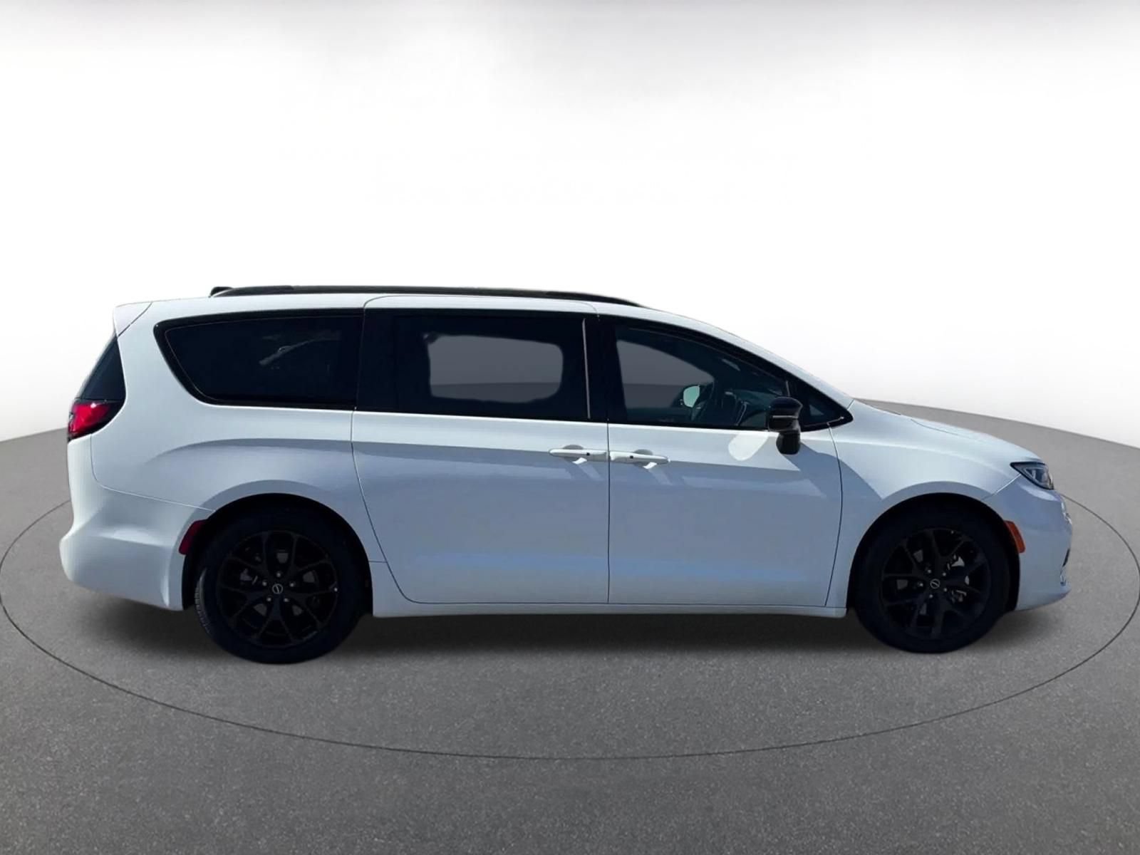 Used 2025 Chrysler Pacifica Limited FWD image 15
