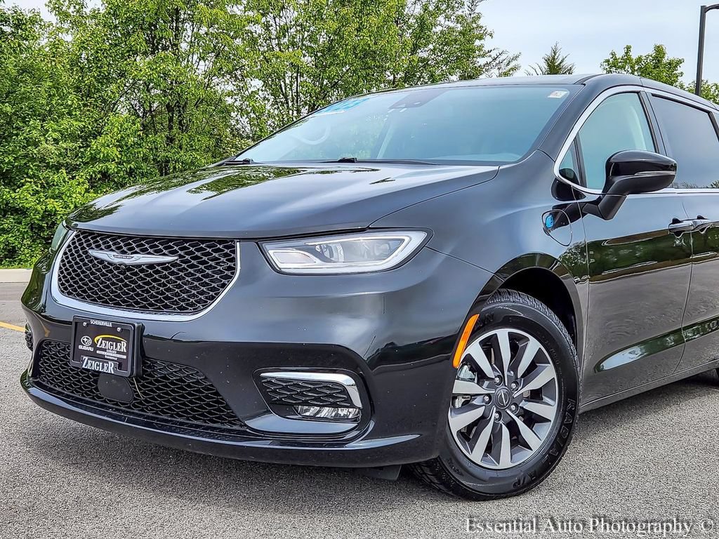 Used 2023 Chrysler Pacifica Touring-L FWD image 2