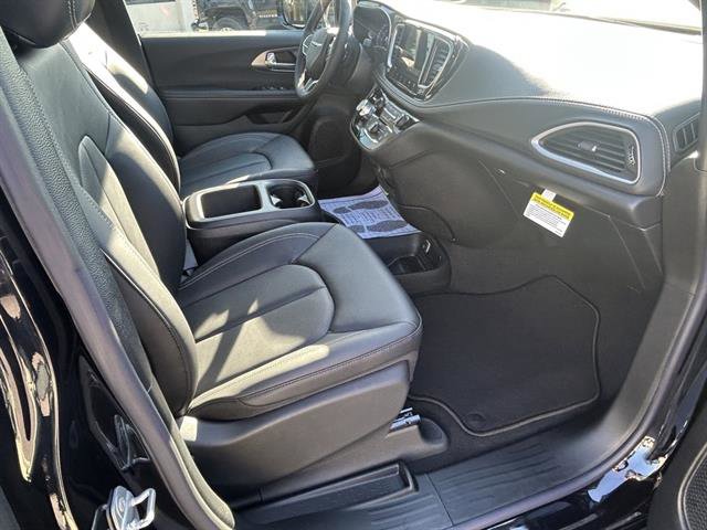 New 2026 Chrysler Pacifica Select image 19
