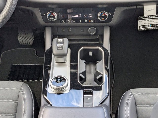 New 2025 Mitsubishi Outlander SE image 17