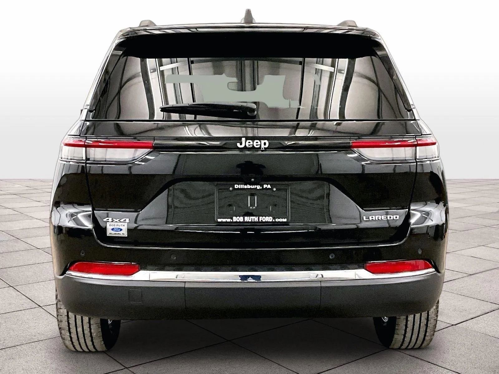 Used 2023 Jeep Grand Cherokee Laredo image 4