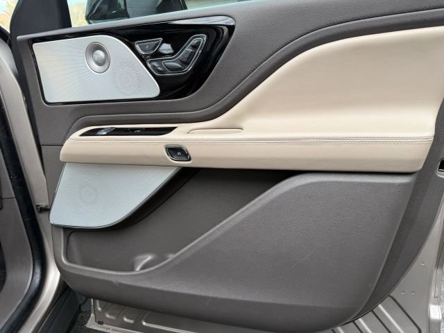 Used 2020 Lincoln Aviator Reserve w/ Equipment Group 202A image 32