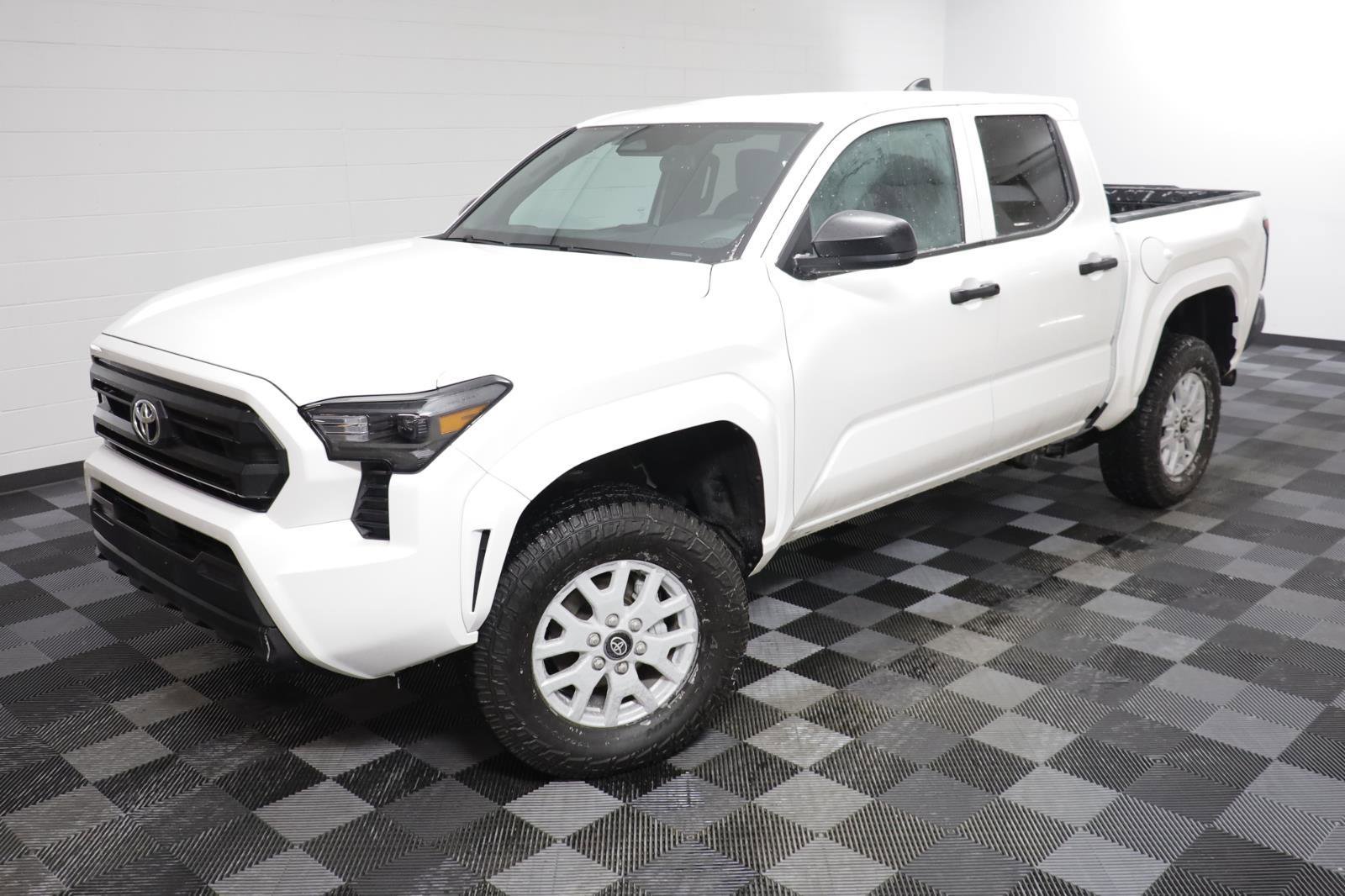 Used 2025 Toyota Tacoma SR image 2