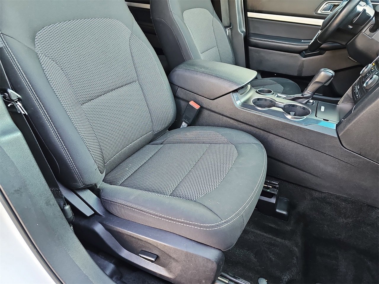 Used 2017 Ford Explorer XLT image 10