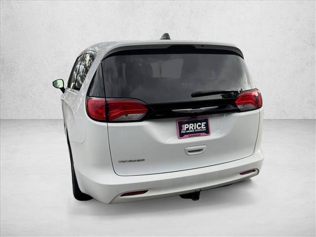 Used 2022 Chrysler Voyager LX FWD image 5