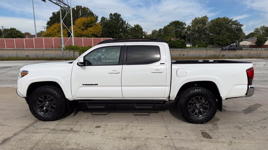 Used 2020 Toyota Tacoma SR5 w/ Blackout Package AWD/4WD image 11