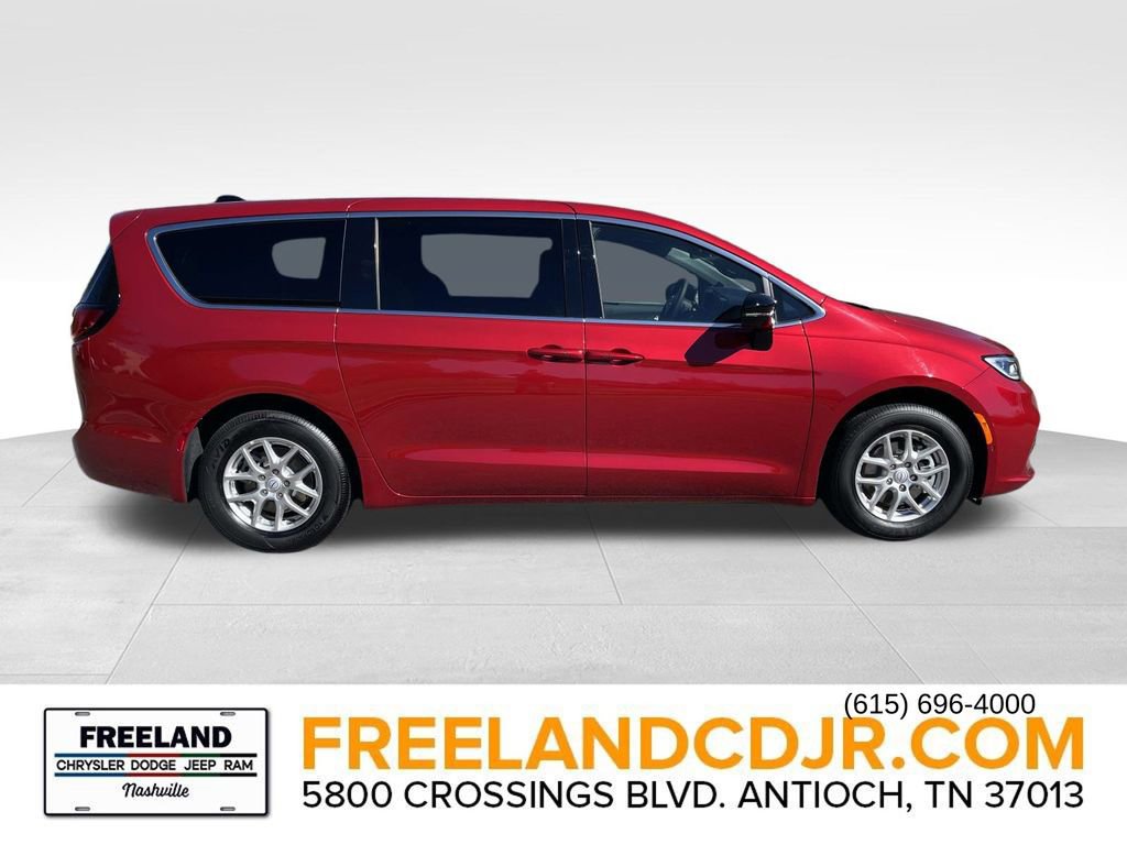 New 2026 Chrysler Pacifica Select image 2