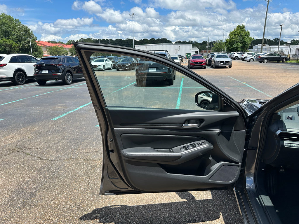 Used 2025 Nissan Altima 2.5 SV FWD image 6