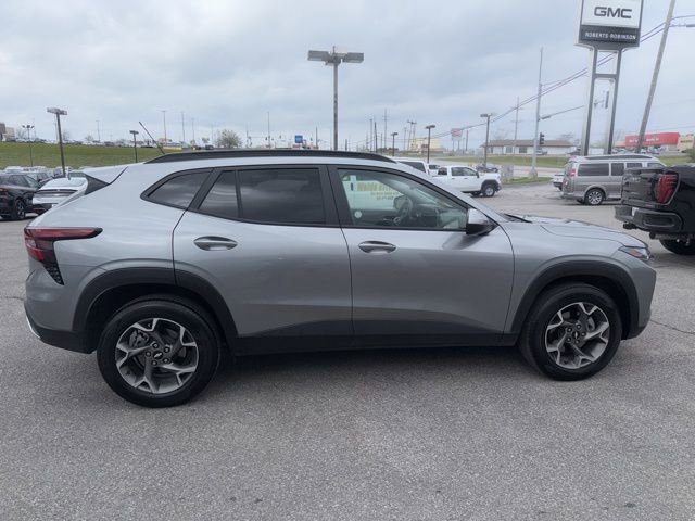 Used 2025 Chevrolet Trax LT w/ LT Convenience Package image 9