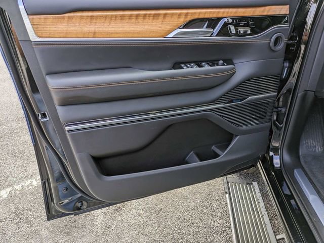 Used 2024 Jeep Grand Wagoneer Series III AWD/4WD image 10