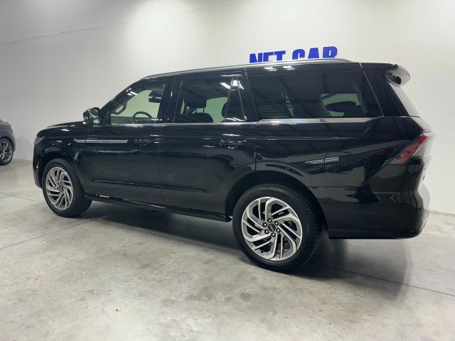 Used 2025 Lincoln Navigator Reserve AWD/4WD image 11