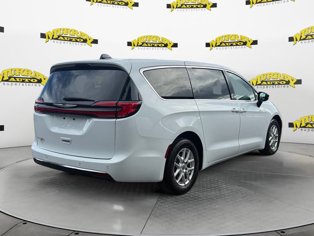 Used 2025 Chrysler Pacifica Select FWD image 5