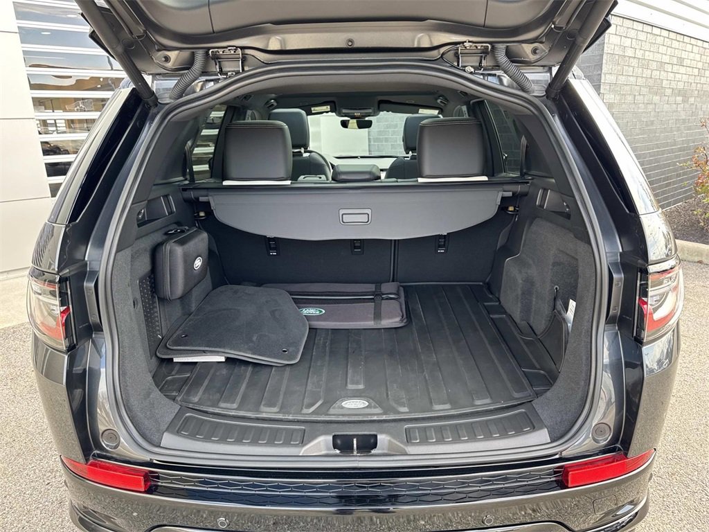 Certified 2025 Land Rover Discovery Sport Dynamic SE image 6