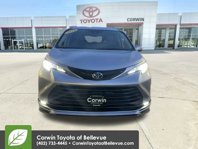 Used 2024 Toyota Sienna Limited image 8