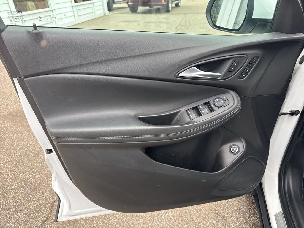 Certified 2020 Buick Encore GX Essence FWD image 12