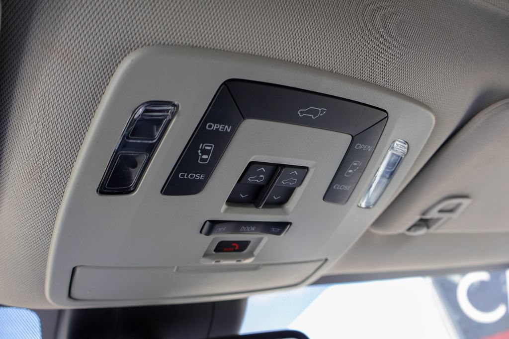 Used 2025 Toyota Sienna XLE FWD image 19