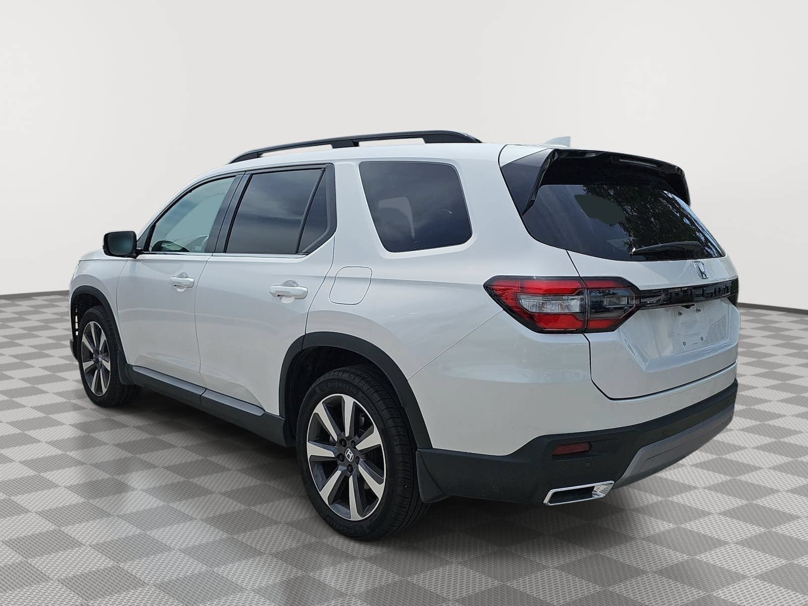 Used 2025 Honda Pilot Touring image 4