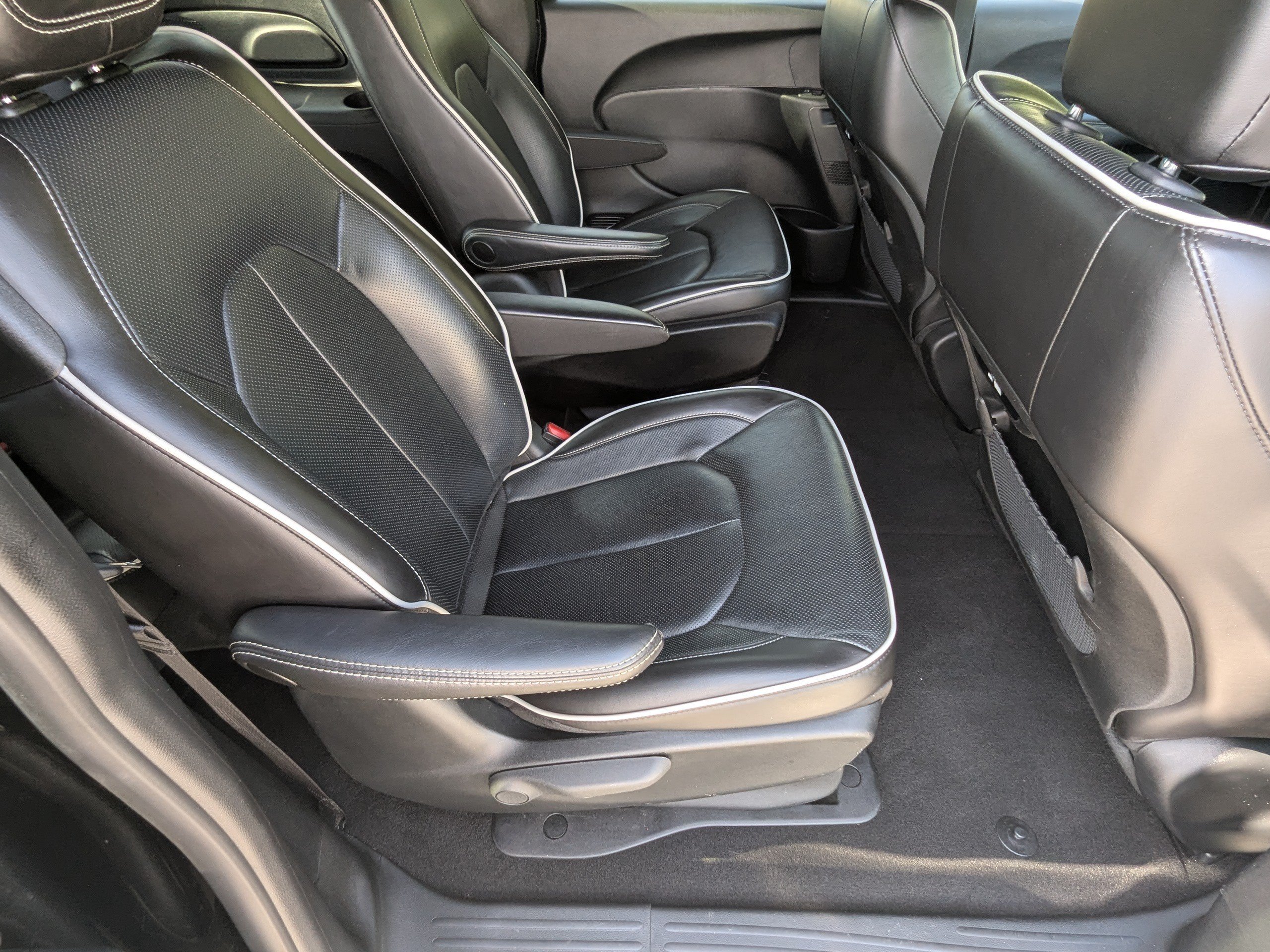 Used 2023 Chrysler Pacifica Limited w/ S Appearance Package FWD image 17