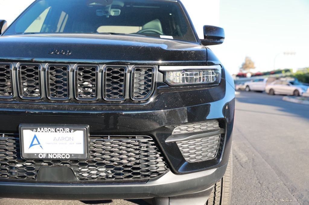 New 2025 Jeep Grand Cherokee Altitude AWD/4WD image 5